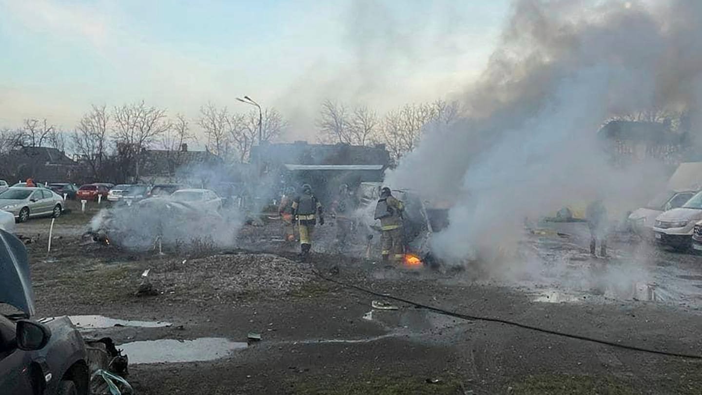 Russland hat die benachbarte Ukraine in der Nacht und am Freitagmorgen erneut massiv mit Drohnen und Marschflugkörpern angegriffen. Landesweit habe es schwere Schäden gegeben.