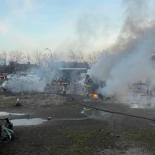 Russland hat die benachbarte Ukraine in der Nacht und am Freitagmorgen erneut massiv mit Drohnen und Marschflugkörpern angegriffen. Landesweit habe es schwere Schäden gegeben.