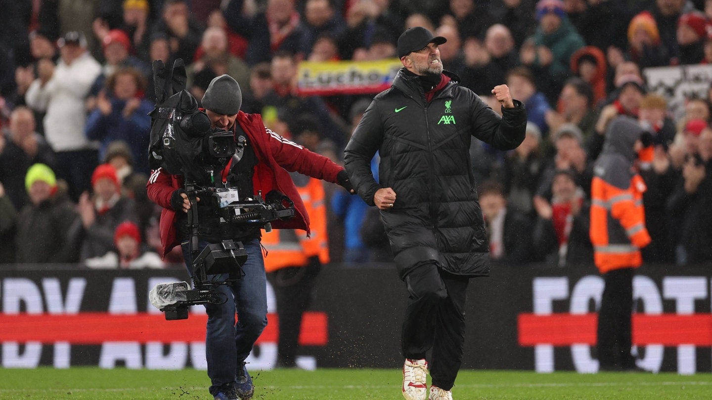 Jürgen Klopp, Trainer vom FC Liverpool, hatte nach dem Spiel gegen Newcastle United seinen Ehering verloren. Ein Kameramann fand ihn wieder.