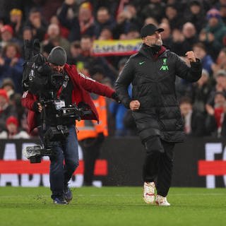 Jürgen Klopp, Trainer vom FC Liverpool, hatte nach dem Spiel gegen Newcastle United seinen Ehering verloren. Ein Kameramann fand ihn wieder.