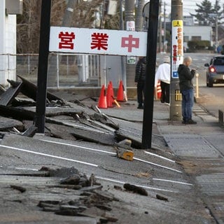 In Japan gab es am Montag mehrere Erdbeben. Die Folge: Zerstörte Häuser und Straßen, Tsunamis, Waldbrände und Todesopfer.