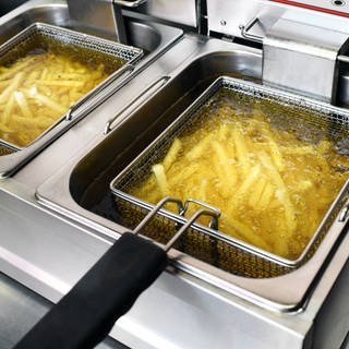 In den USA soll ein Mann einem McDonald's-Mitarbeiter damit gedroht haben, ihn mit dem Kopf in eine Fritteuse zu stecken.