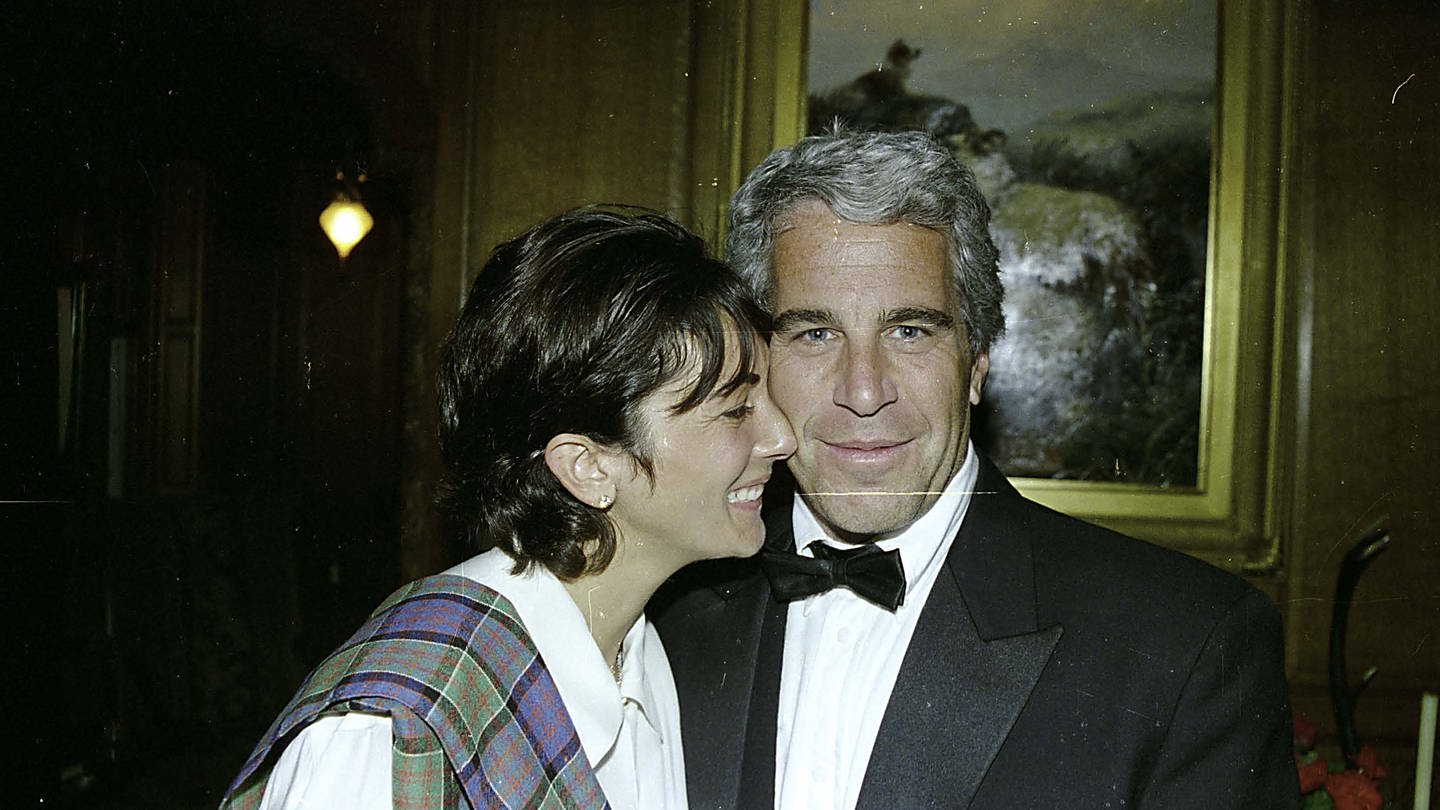 Die von der US-Staatsanwaltschaft veröffentlichte undatierte Aufnahme zeigt Ghislaine Maxwell (l) und Jeffrey Epstein.