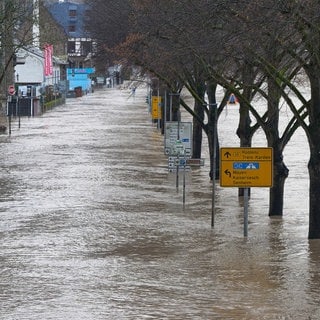 Die Bundesstraße 49 in Cochem ist vom Hochwasser überflutet.