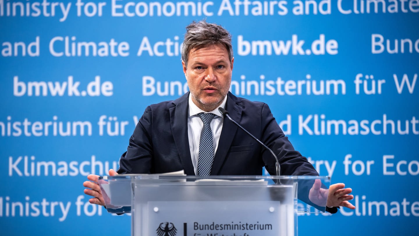 Robert Habeck (Bündnis 90/Die Grünen), Bundesminister für Wirtschaft und Klimaschutz, nimmt an einer Pressekonferenz nach dem Treffen der Landeswirtschaftsminister zu Konsequenzen aus dem Haushaltsurteil des Bundesverfassungsgerichts teil.