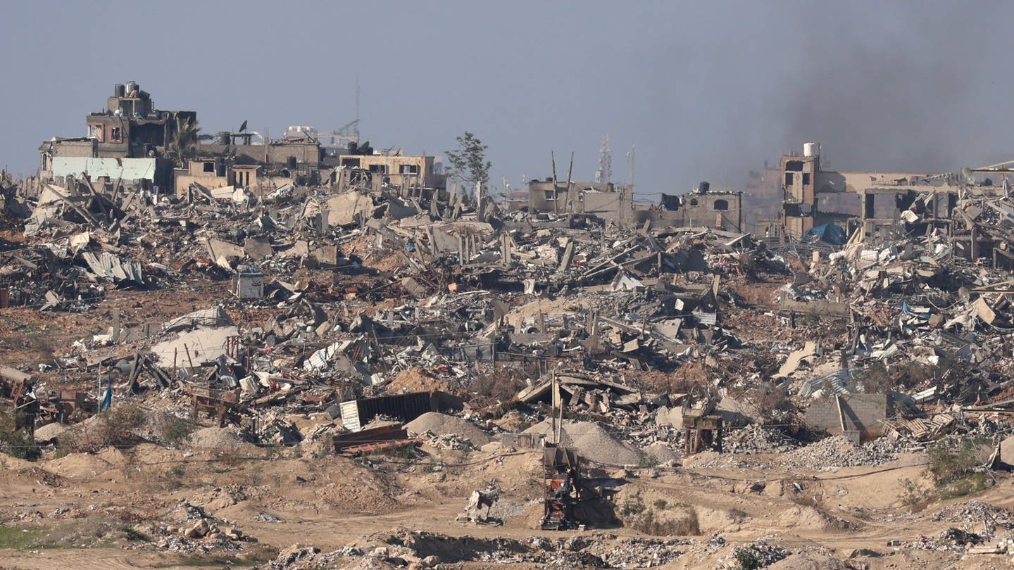 Beschädigte Gebäude stehen im nördlichen Gazastreifen vom Süden Israels aus gesehen.