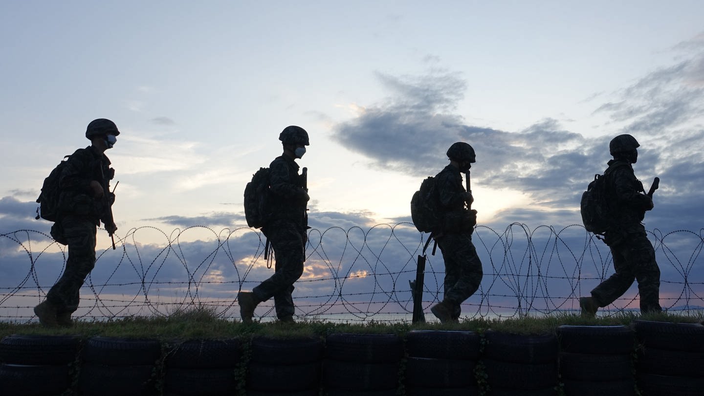 Soldaten der südkoreanischen Marine patrouillieren am Strand der an Nordkorea grenzenden Insel Yeonpyeong (Archiv)