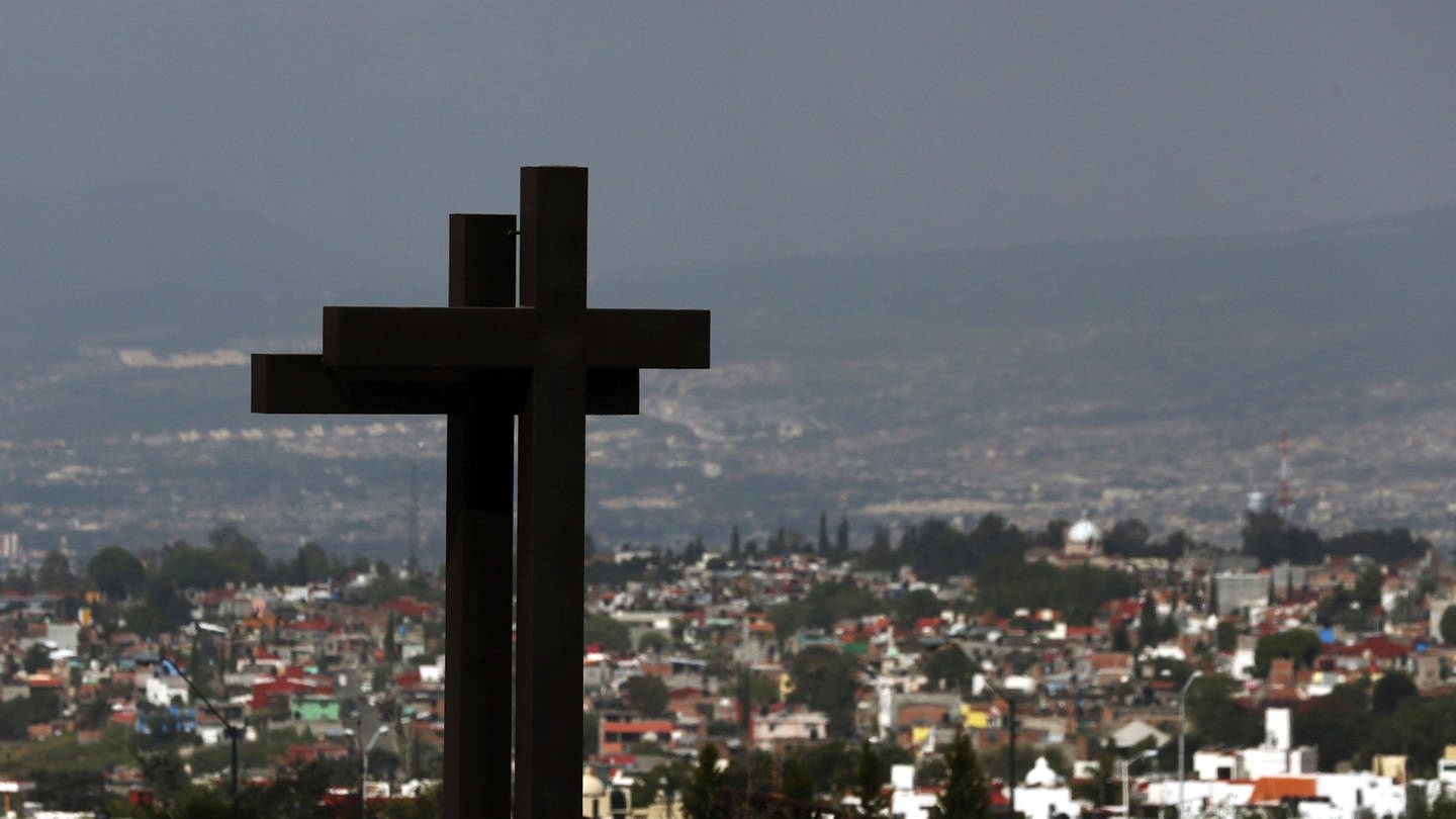 Symbolbild aus: Kreuze ragen über der Stadt Morelia in den Himmel. Mutmaßliche Angehörige eines Drogenkartells haben in Mexiko mindestens 14 Polizisten umgebracht.