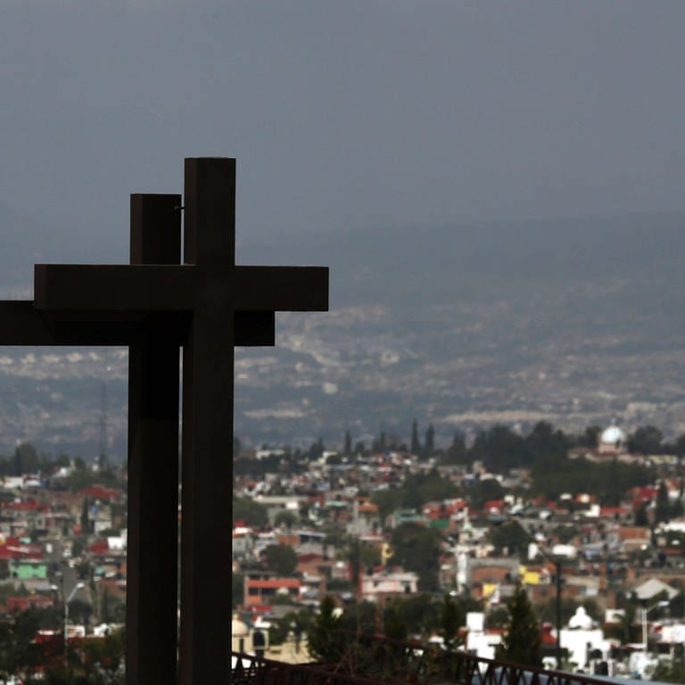 Symbolbild aus: Kreuze ragen über der Stadt Morelia in den Himmel. Mutmaßliche Angehörige eines Drogenkartells haben in Mexiko mindestens 14 Polizisten umgebracht.