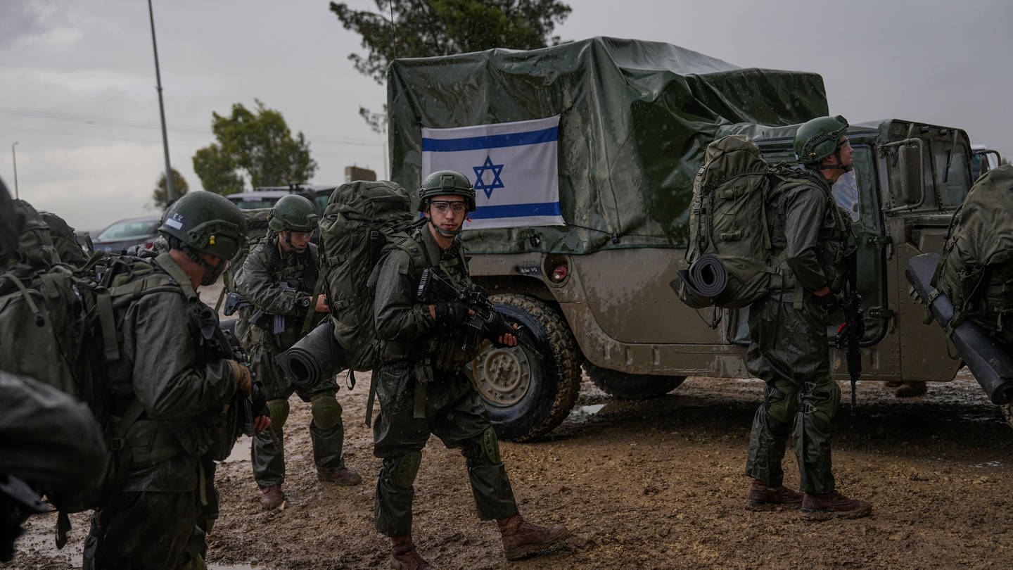 Israelische Soldaten stehen neben Militärfahrzeugen. Nach Angaben des Militärs wurde die Hamas im Norden des Gazastreifens zerschlagen.