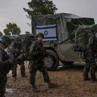 Israelische Soldaten stehen neben Militärfahrzeugen. Nach Angaben des Militärs wurde die Hamas im Norden des Gazastreifens zerschlagen.