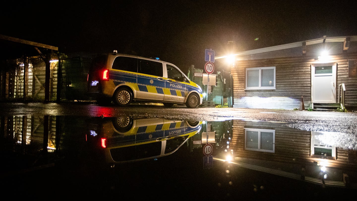 Die Polizei steht vor einer Flüchtlingsunterkunft. Ein 26-jähriger Guineer ist nach einem Polizeieinsatz in einer Erstaufnahmeeinrichtung in Mülheim an der Ruhr gestorben. Der Mann hatte bei dem Einsatz massiven Widerstand geleistet, wie die Polizei in der Nacht zum Sonntag mitteilte.