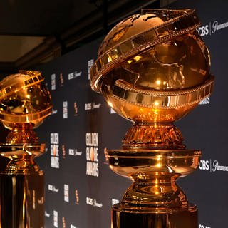 Repliken der Golden-Globe-Trophäe: "Oppenheimer" hat bei der Preisverleihung in LA abgeräumt