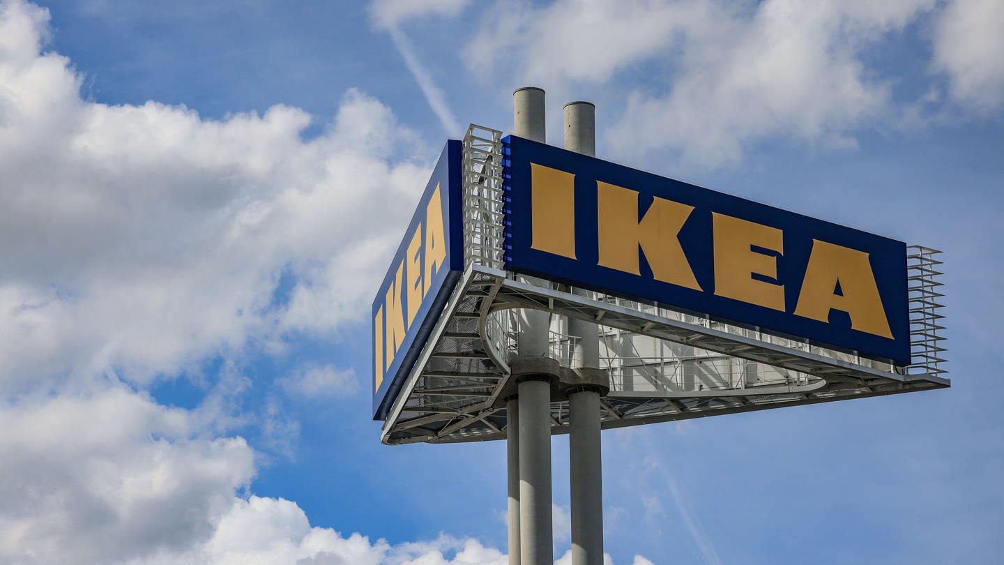 Das Ikea-Logo. Ikea hat mitgeteilt, die Preise einiger Produkte zu senken.