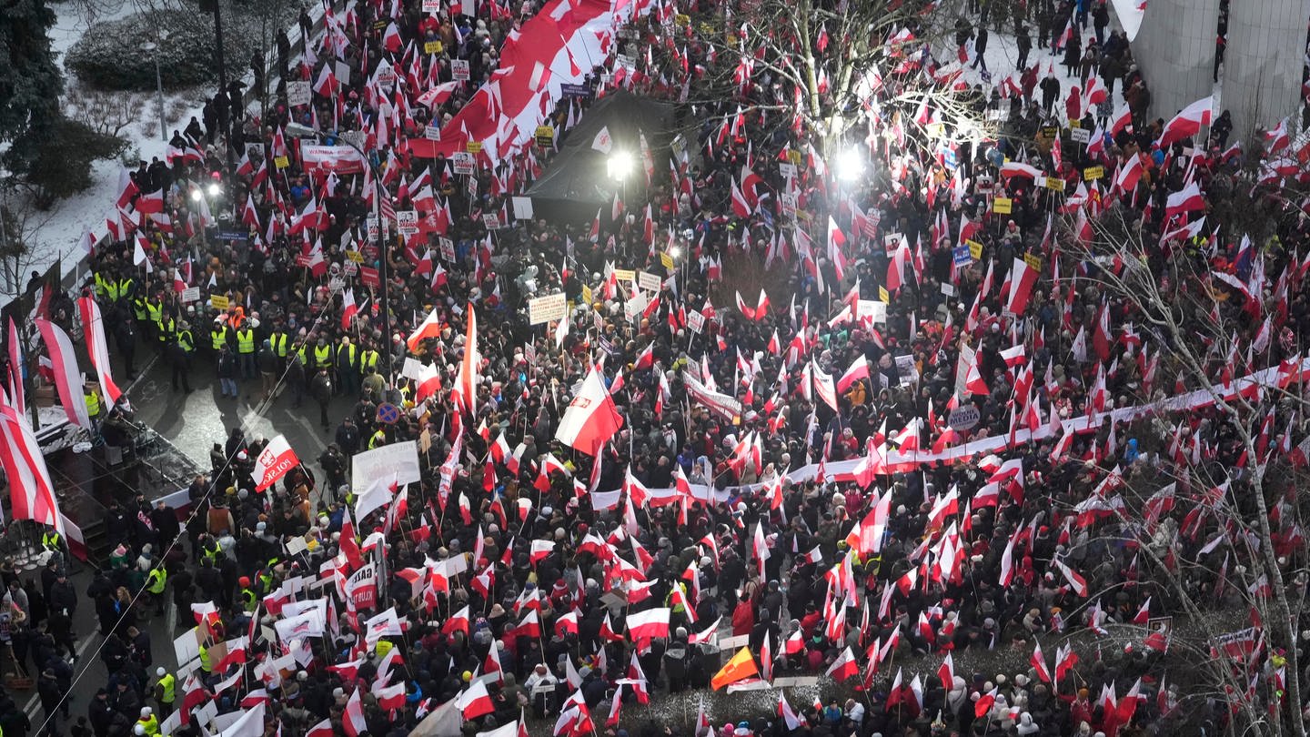 Anhänger der rechtsgerichteten Partei PiS, protestieren vor dem Parlamentsgebäude gegen die Maßnahmen der neuen pro-europäischen Regierung von Donald Tusk