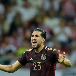 Emre Can regt sich auf im Trikot der Nationalmannschaft.