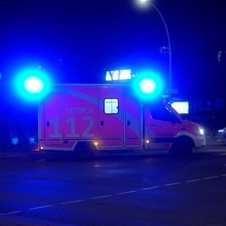 Krankenwagen mit Blaulicht in der Nacht: In Hamm hat es eine Massenschlägerei wegen Streit auf TikTok gegeben.