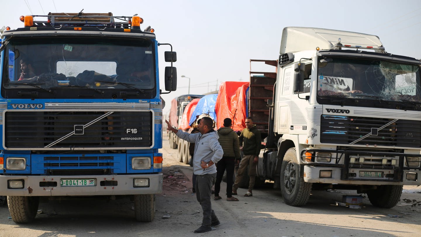 Archivbild: Lastwagen mit humanitären Hilfsgütern fahren am 18.12.2023 über den Grenzübergang Kerem Shalom von Israel in den Gazastreifen.