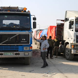 Archivbild: Lastwagen mit humanitären Hilfsgütern fahren am 18.12.2023 über den Grenzübergang Kerem Shalom von Israel in den Gazastreifen.