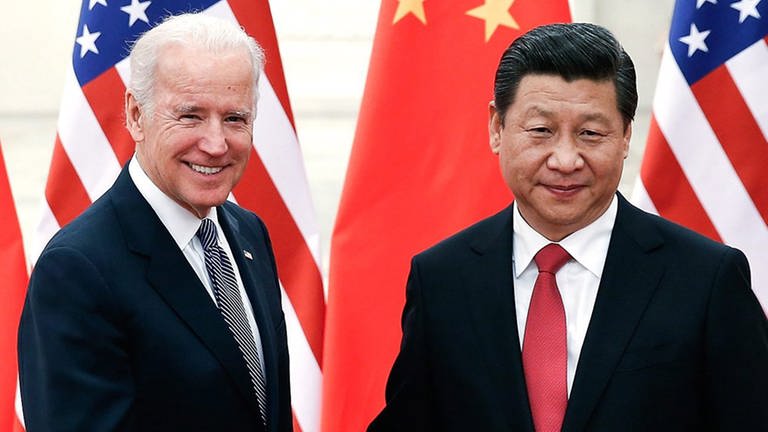 Xi Jinping (r), Präsident von China, steht zusammen mit Joe Biden, damals Vize-Präsident der USA, in der Großen Halle des Volkes in Peking.