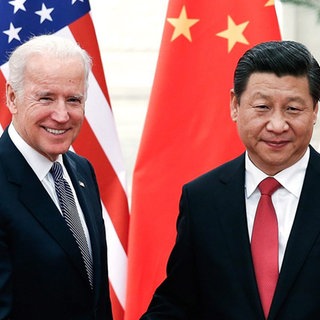 Xi Jinping (r), Präsident von China, steht zusammen mit Joe Biden, damals Vize-Präsident der USA, in der Großen Halle des Volkes in Peking. 