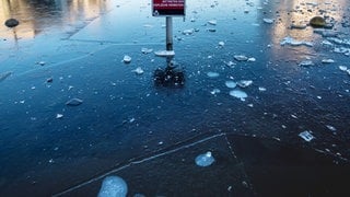 Auf einem See liegt eine Eisschicht. In Fürth sind zwei junge Mädchen auf einem Weiher ins Eis eingebrochen. Ein junger Mann hat sie gerettet.