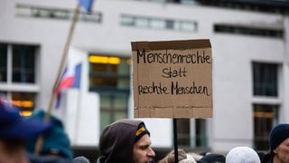 Menschen mit Schildern bei einer Demo gegen Rechts auf dem Pariser Platz am Brandenburger Tor.