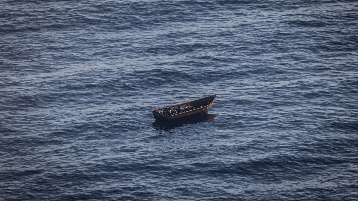 Griechische Küstenwache rettet über 100 Migranten Geflüchtete - fünf Menschen sterben bei Überfahrt von Frankreich nach Großbritannien über Ärmelkanal