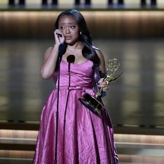 Quinta Brunson wird emotional, als sie ihren Emmy bekommt.