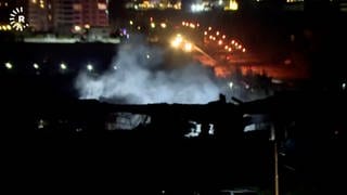 Dieses Bild aus einem von Rudaw TV zur Verfügung gestellten Video zeigt Rauch, der von einem Gebäude aufsteigt, das von einem Angriff getroffen wurde.