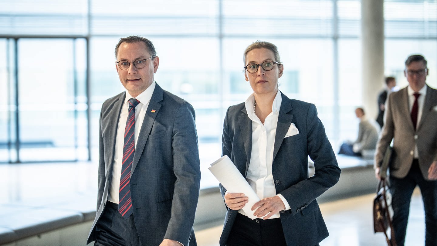 Alice Weidel, Fraktionsvorsitzende der AfD, und Tino Chrupalla, AfD-Bundesvorsitzender und Fraktionsvorsitzender der AfD, kommen zu einem Pressestatement vor der Fraktionssitzung im Bundestag.