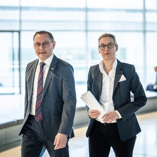 Alice Weidel, Fraktionsvorsitzende der AfD, und Tino Chrupalla, AfD-Bundesvorsitzender und Fraktionsvorsitzender der AfD, kommen zu einem Pressestatement vor der Fraktionssitzung im Bundestag.