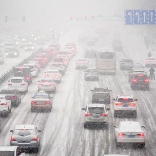 Autos im Schnee - Deutscher Wetterdienst warnt vorab