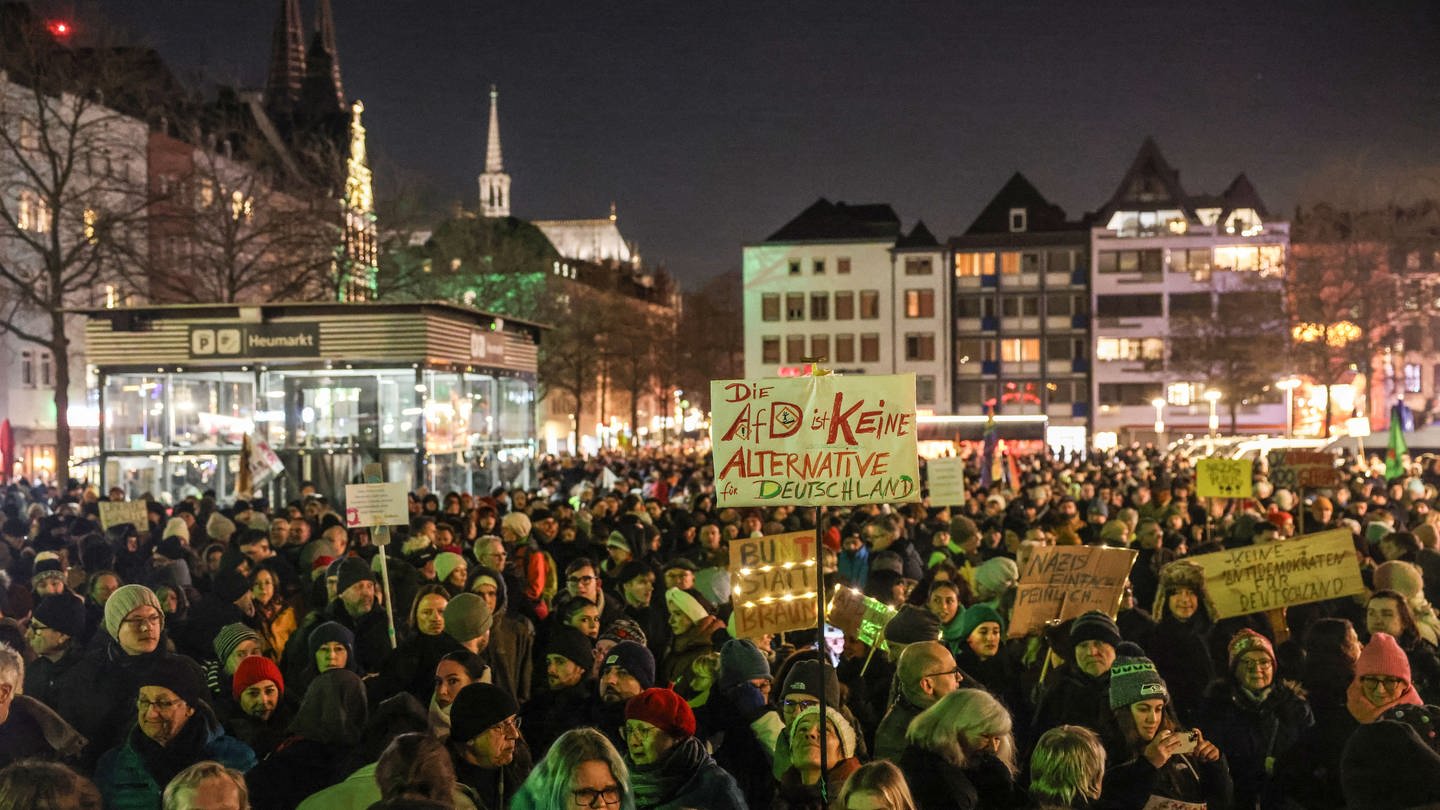 Demonstranten stehen auf dem Heumarkt. Zahlreiche Menschen sind zu einer Demonstration des 