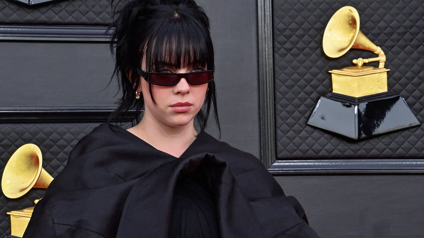 In Los Angeles werden Anfang Februar die Grammys verliehen. Neben Billie Eilish treten noch weitere Stars auf. Das Bild zeigt die Sängerin bei den Grammys 2022.