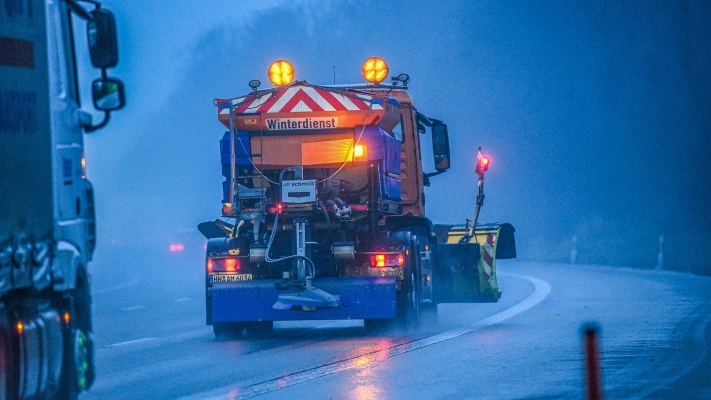 Ein Streufahrzeug vom Winterdienst ist auf der Autobahn 6 bei Bad Rappenau in Baden-Württemberg unterwegs. Laut Deutschem Wetterdienst sind Glatteis und starke Verkehrsbehinderungen zu erwarten.