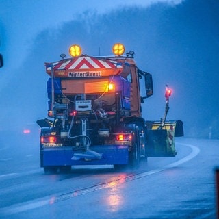 Ein Streufahrzeug vom Winterdienst ist auf der Autobahn 6 bei Bad Rappenau in Baden-Württemberg unterwegs. Laut Deutschem Wetterdienst sind Glatteis und starke Verkehrsbehinderungen zu erwarten.