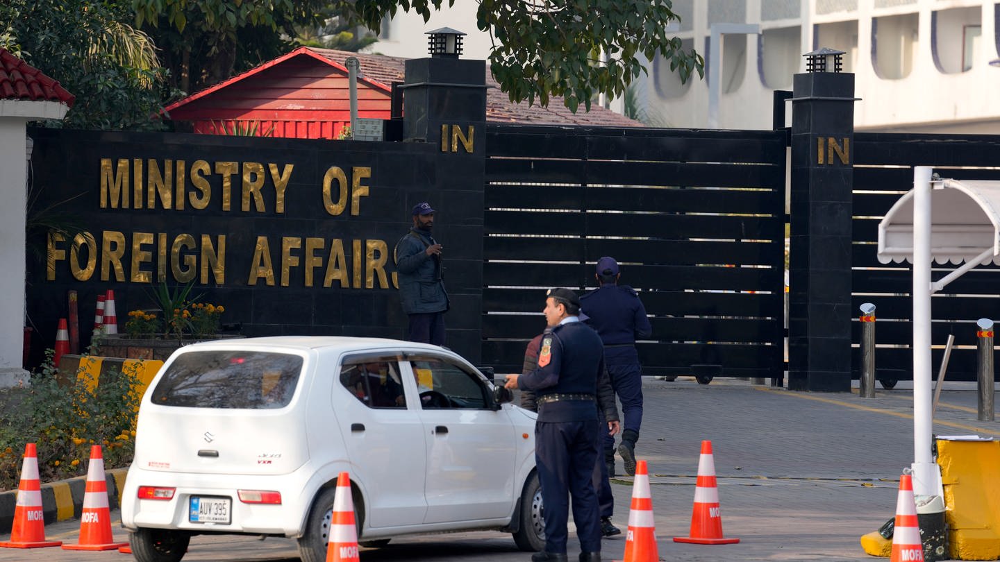 Polizeibeamte durchsuchen ein Auto am Haupteingang des pakistanischen Außenministeriums. Pakistan hat nach einem iranischen Raketenangriff auf Extremisten auf dessen Staatsgebiet seinerseits Ziele im Iran mit Raketen angegriffen.