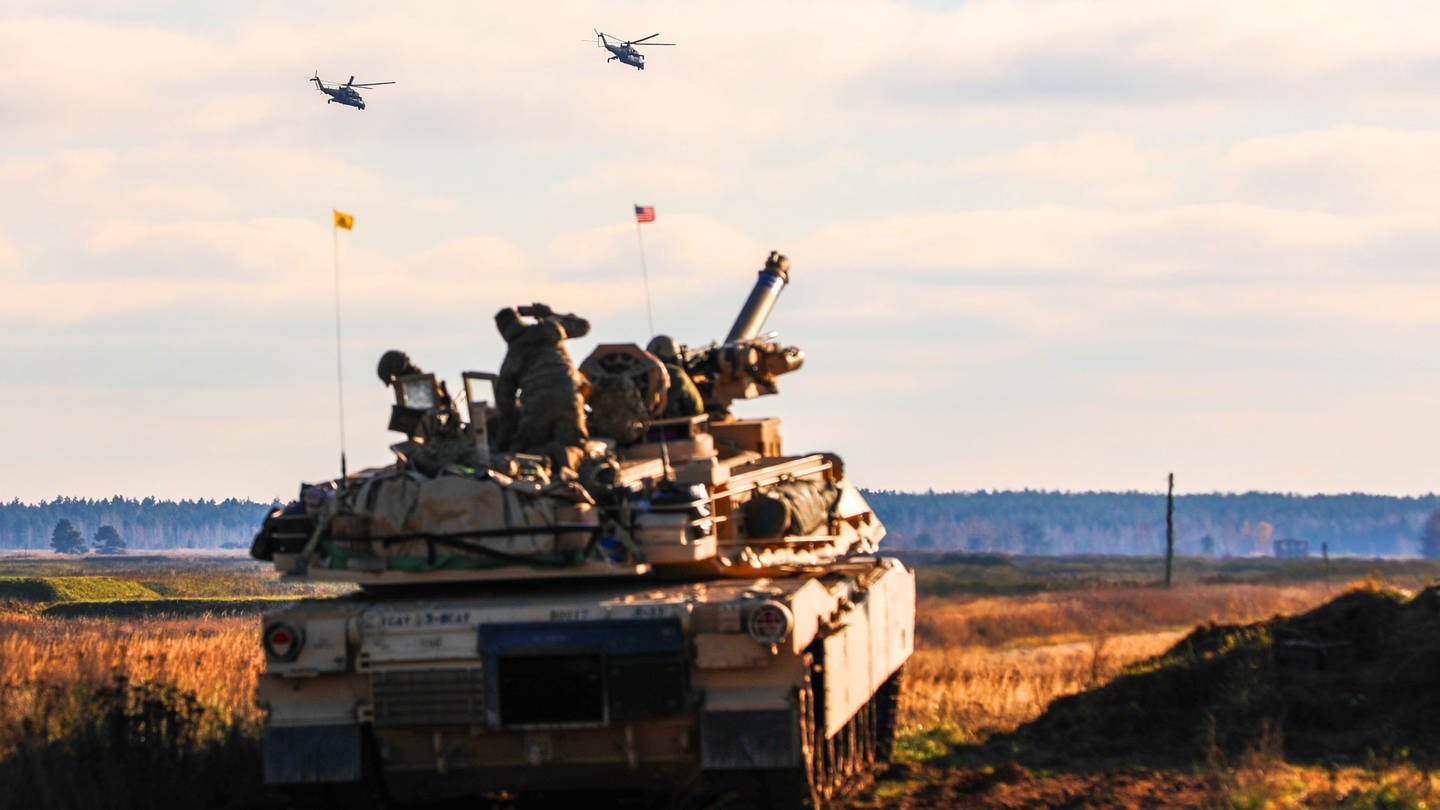 Soldaten der von der Nato verstärkten «Forward Presence Battle Group Poland», die operativ von der 1st Infantry Division (1 ID) geführt werden, beobachten zwei polnische Hubschrauber, die während einer Bull Run-Übung, über sie hinwegfliegen.