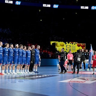 Handball: EM, Deutschland - Island, Hauptrunde, Gruppe 1, 1. Spieltag, Lanxess Arena. Die Spieler der isländischen Mannschaft haben Aufstellung für die Hymne genommen. Dabei ist aber etwas schief gelaufen.