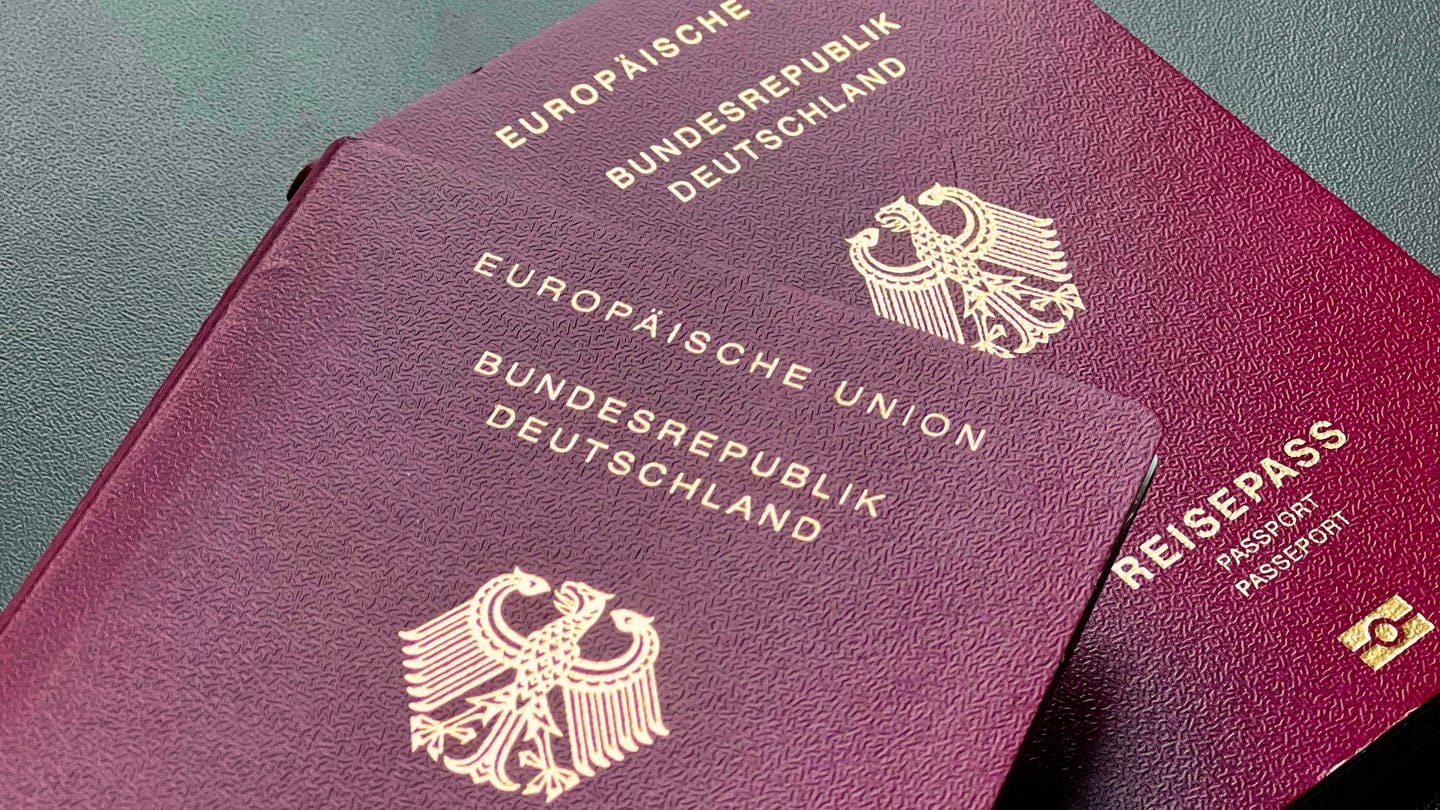 Deutscher Reisepass: Der Bundestag hat ein Gesetz beschlossen, das Einbürgerung erleichtern sill.