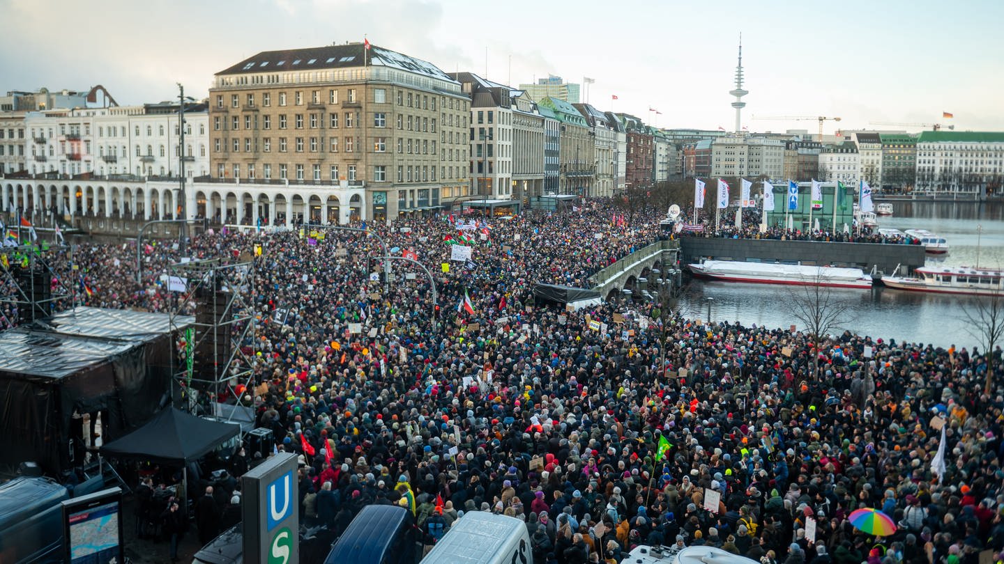 Der Jungfernstieg und die anliegenden Bereiche sind mit Demonstranten gefüllt. Mit der Demonstration wollen die Teilnehmenden ein Zeichen des Widerstands gegen rechtsextreme Umtriebe setzen.