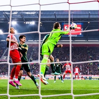 Fußball: Bundesliga, SC Freiburg - 1. FC Union Berlin, 17. Spieltag, Europa-Park Stadion. Union Berlins Torwart Frederik Rönnow in Aktion, als er versucht den Ball zu klären.