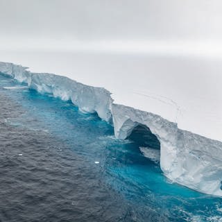 Das Bild zeigt den Eisberg A23a. Spektakuläre neue Bilder vom derzeit weltweit größten Eisberg zeigen, wie Erosion riesige Bögen und höhlenartige Vertiefungen in den Koloss gemeißelt hat.