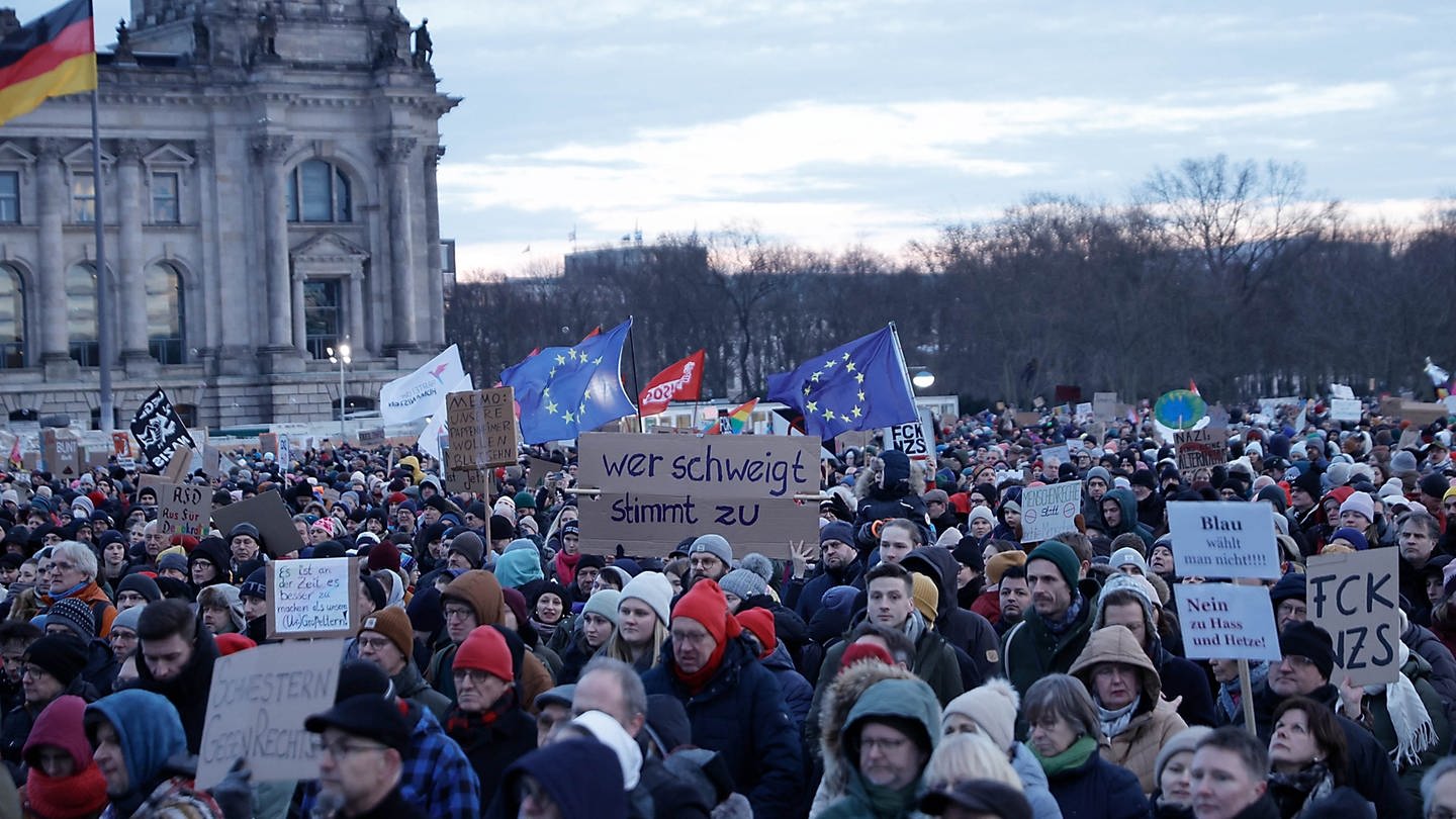 Demonstranten nehmen an einer Protestveranstaltung gegen Rechtsextremismus. Aber: Es gibt noch mehr Möglichkeiten sich für die Demokratie einzusetzen.