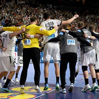 Handball: EM, Deutschland - Ungarn, Hauptrunde, Gruppe 1, 3. Spieltag, Lanxess Arena. Deutschlands Spieler jubeln nach dem Sieg.