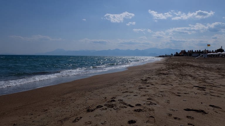 Symbolbild: Ein menschenleerer Strand.