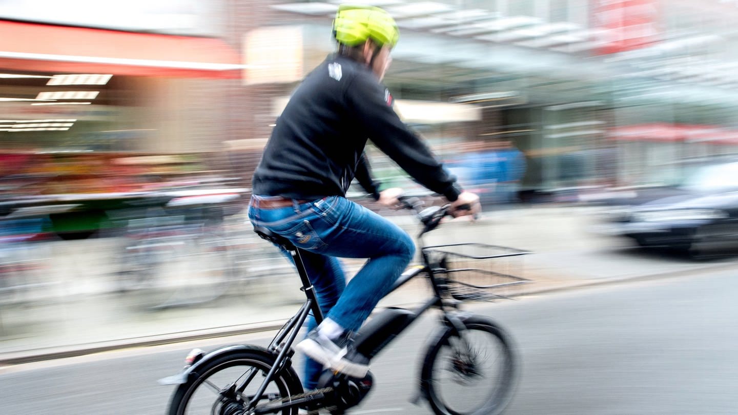 Ein Radfahrer fährt mit einem E-Bike/Pedelec auf einer Fahrradstraße.