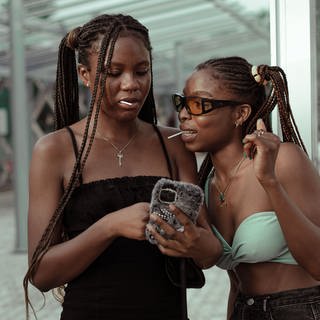 Zwei Jugendliche mit einem Handy.