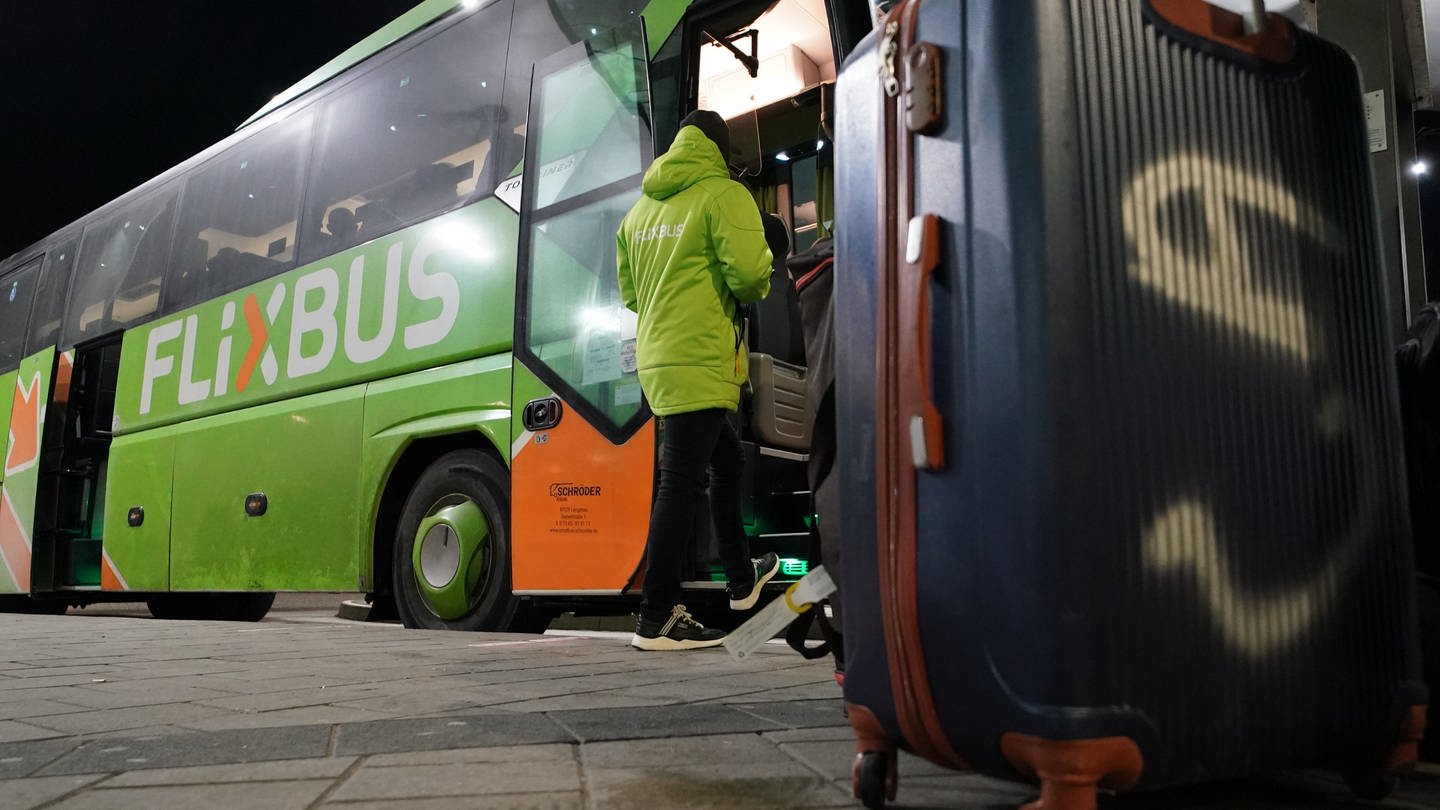 Ein Flixbus steht auf einem Parkplatz. Wegen Streik bei der Bahn sind die Preise auf manchen Strecken explodiert.